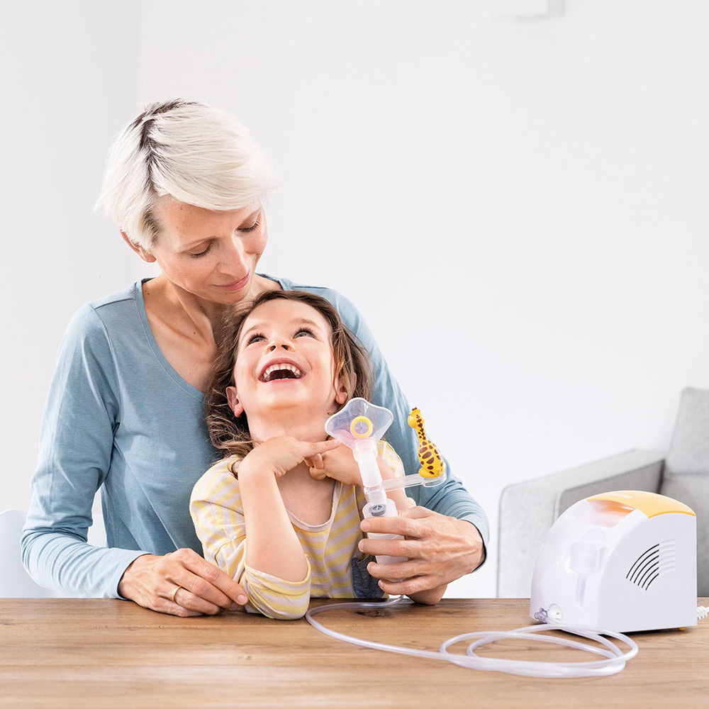 Beurer Inhalator IH 26 mit Mutter und Kind in Anwendung